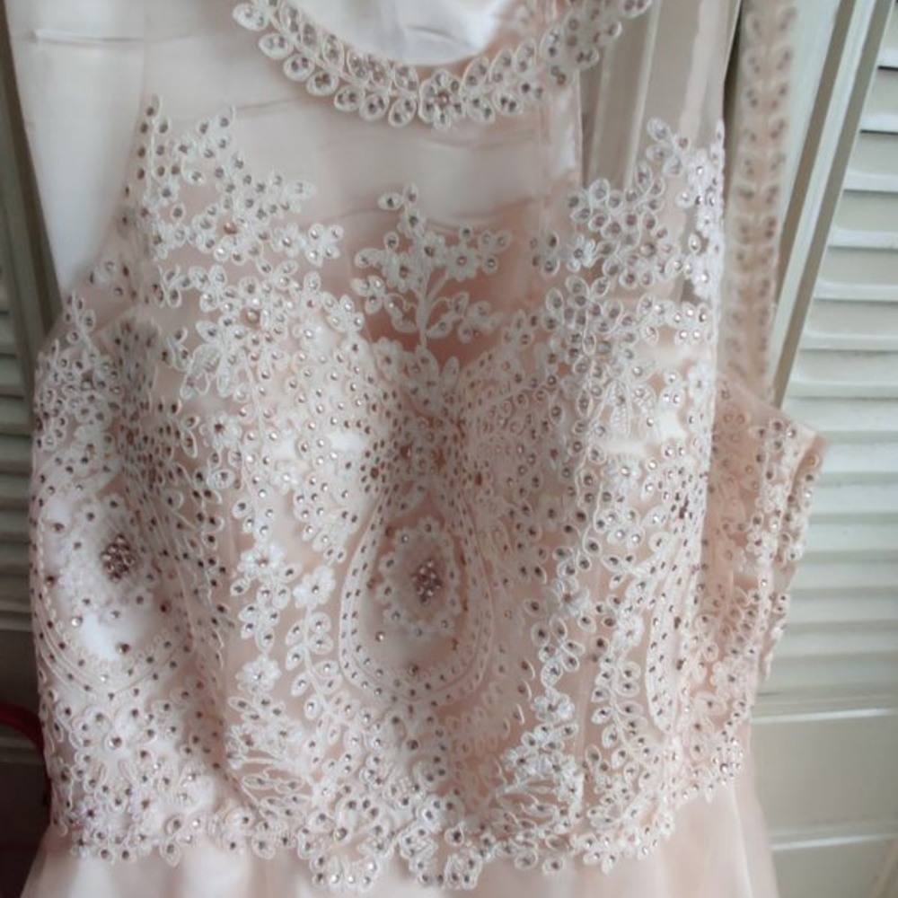 Beautiful dress - Picture 3 of 3